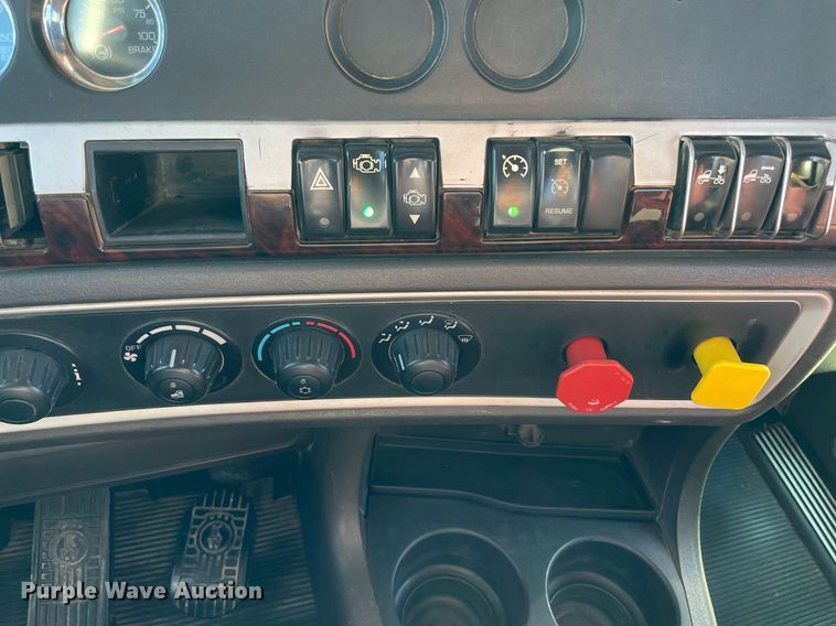 image for item LV9204 2013 Kenworth T800  semi truck