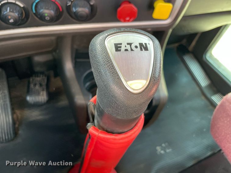 image for item LV9204 2013 Kenworth T800  semi truck