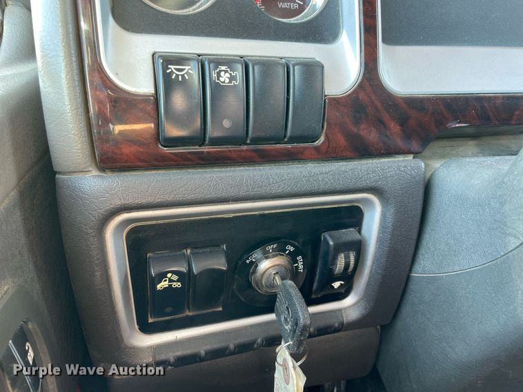 image for item LV9204 2013 Kenworth T800  semi truck