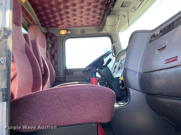 image for item LV9204 2013 Kenworth T800  semi truck