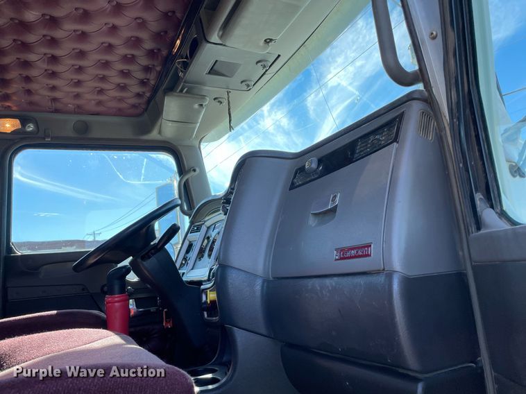 image for item LV9204 2013 Kenworth T800  semi truck