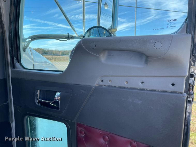 image for item LV9204 2013 Kenworth T800  semi truck