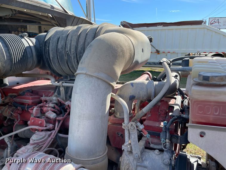 image for item LV9204 2013 Kenworth T800  semi truck