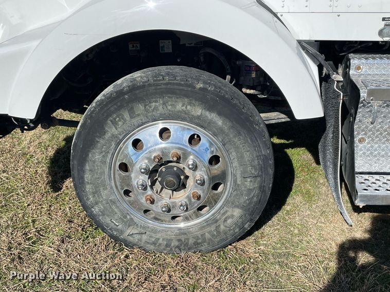image for item LV9204 2013 Kenworth T800  semi truck