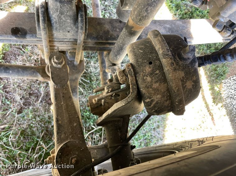 image for item LV9204 2013 Kenworth T800  semi truck