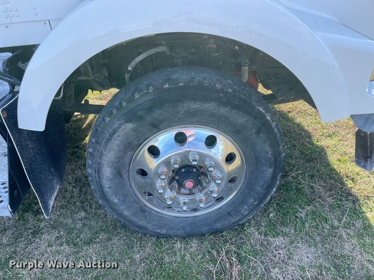 image for item LV9204 2013 Kenworth T800  semi truck