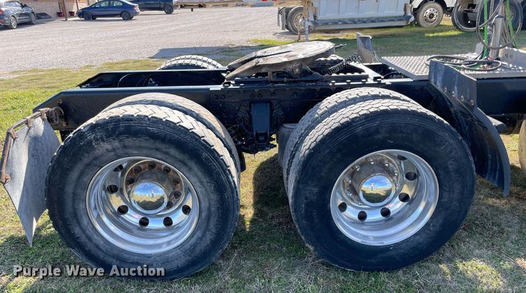 image for item LV9204 2013 Kenworth T800  semi truck