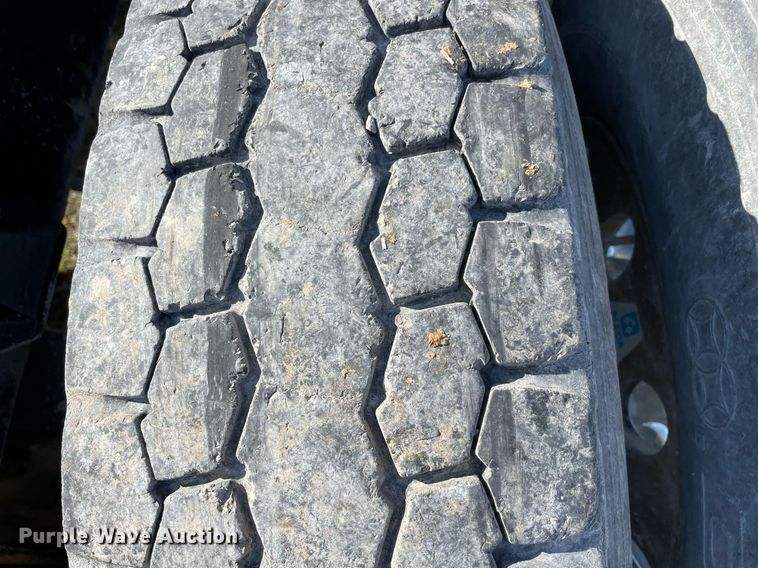 image for item LV9204 2013 Kenworth T800  semi truck