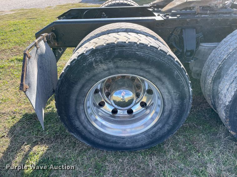 image for item LV9204 2013 Kenworth T800  semi truck