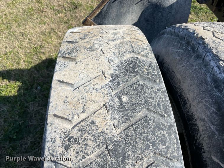 image for item LV9204 2013 Kenworth T800  semi truck