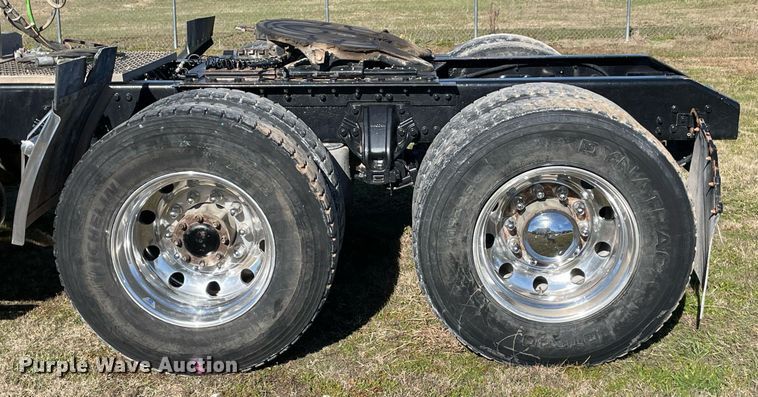 image for item LV9204 2013 Kenworth T800  semi truck