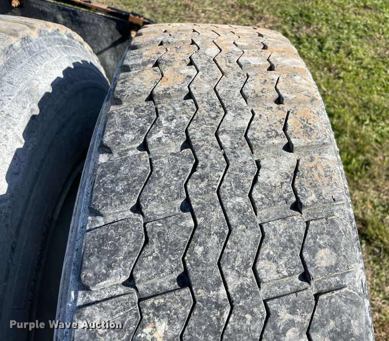 image for item LV9204 2013 Kenworth T800  semi truck