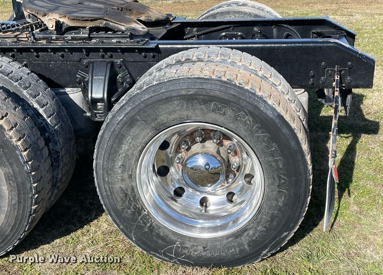 image for item LV9204 2013 Kenworth T800  semi truck