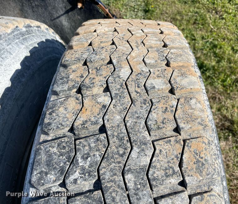 image for item LV9204 2013 Kenworth T800  semi truck