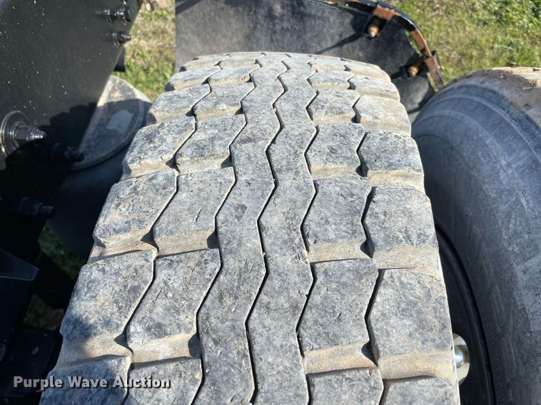 image for item LV9204 2013 Kenworth T800  semi truck