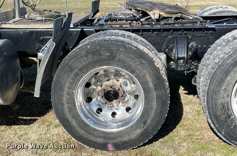 image for item LV9204 2013 Kenworth T800  semi truck