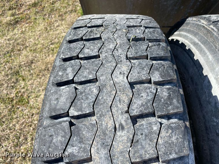 image for item LV9204 2013 Kenworth T800  semi truck