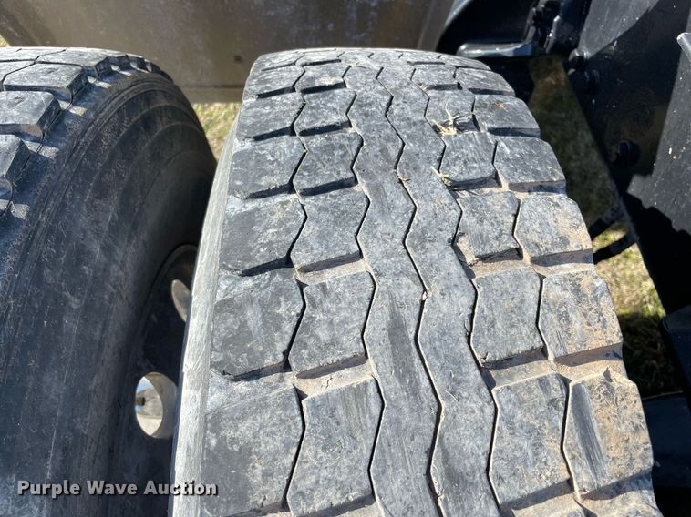 image for item LV9204 2013 Kenworth T800  semi truck