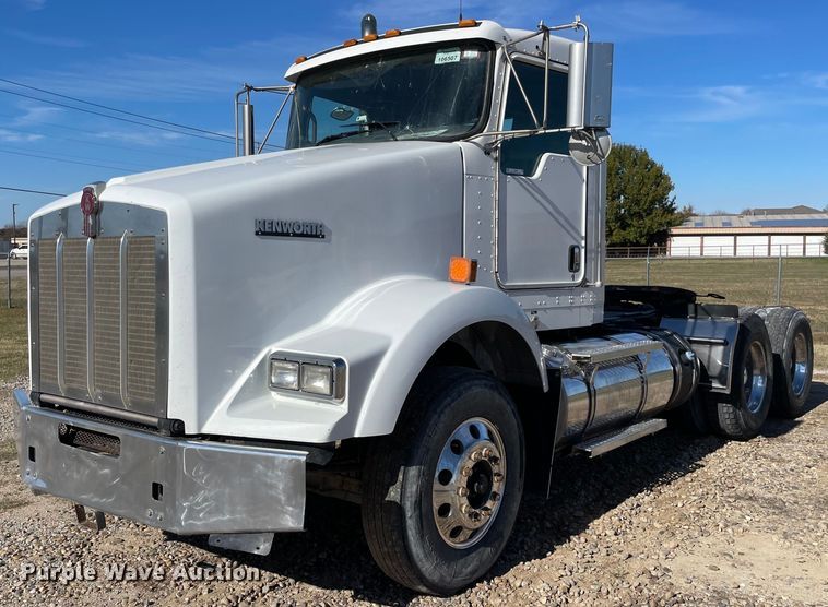 image for item LV9205 2013 Kenworth T800  semi truck