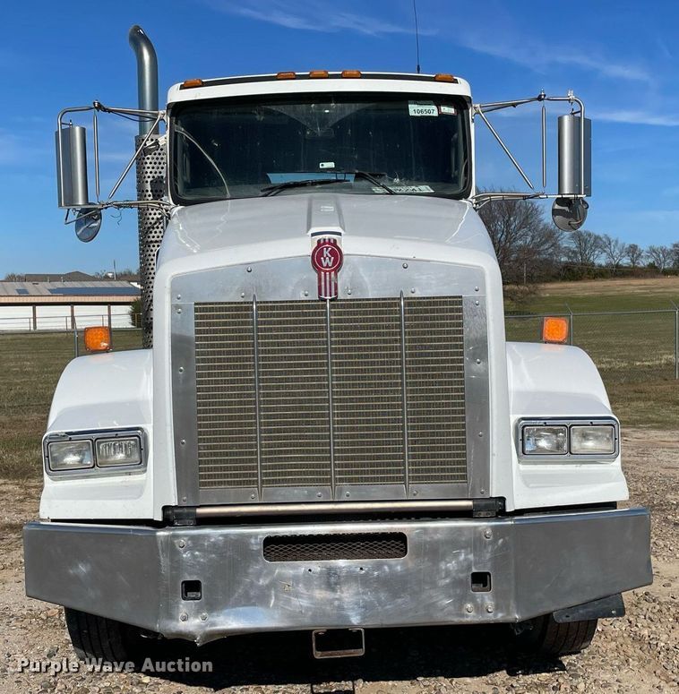 image for item LV9205 2013 Kenworth T800  semi truck