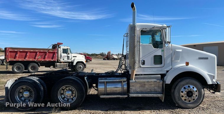 image for item LV9205 2013 Kenworth T800  semi truck