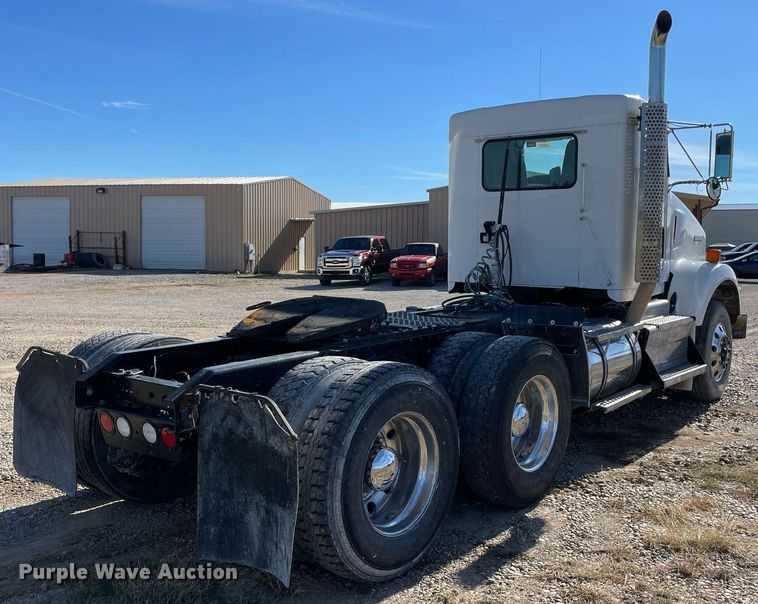 image for item LV9205 2013 Kenworth T800  semi truck