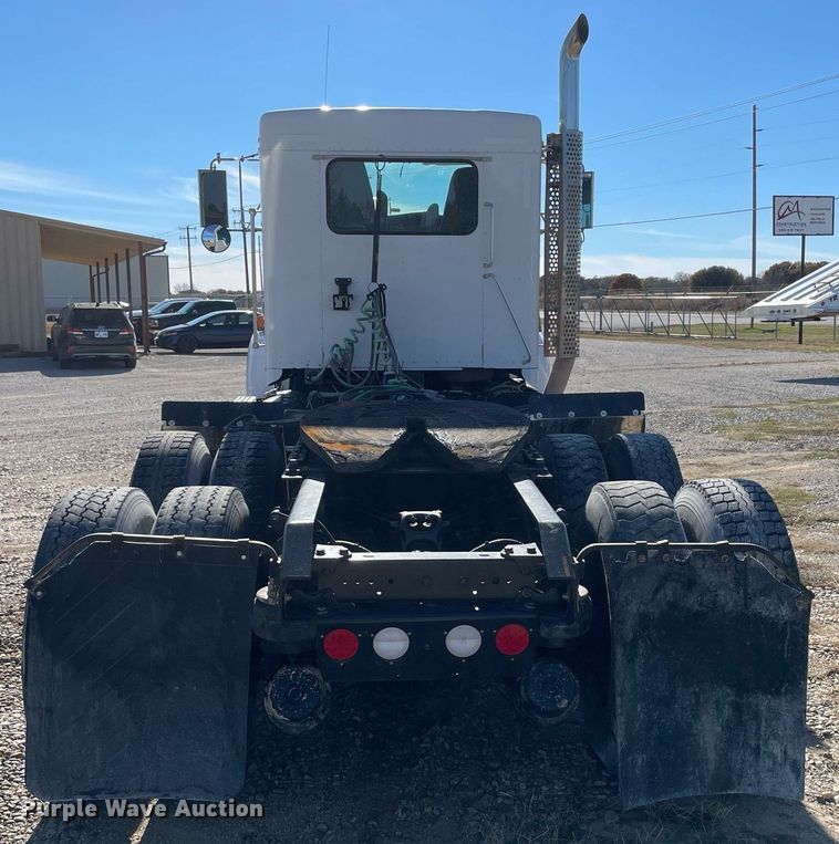 image for item LV9205 2013 Kenworth T800  semi truck