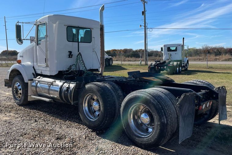 image for item LV9205 2013 Kenworth T800  semi truck