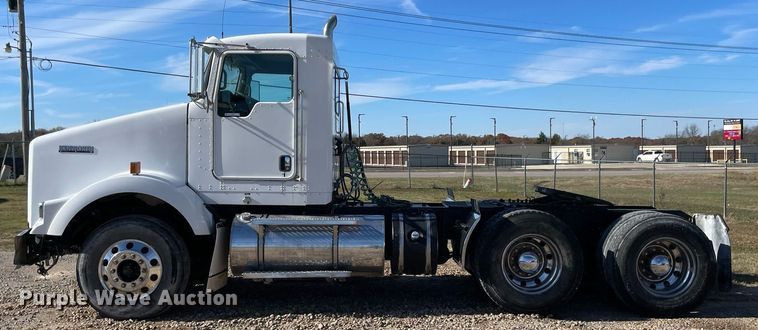 image for item LV9205 2013 Kenworth T800  semi truck