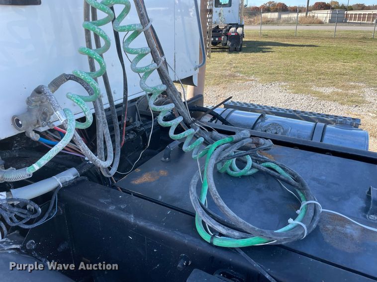 image for item LV9205 2013 Kenworth T800  semi truck