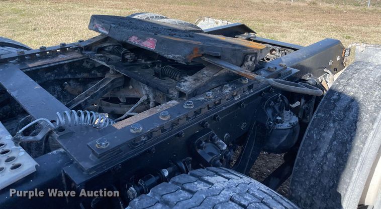 image for item LV9205 2013 Kenworth T800  semi truck