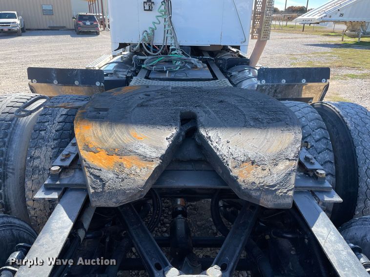 image for item LV9205 2013 Kenworth T800  semi truck