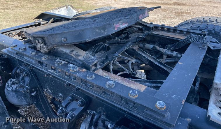 image for item LV9205 2013 Kenworth T800  semi truck