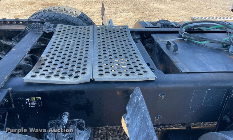 image for item LV9205 2013 Kenworth T800  semi truck