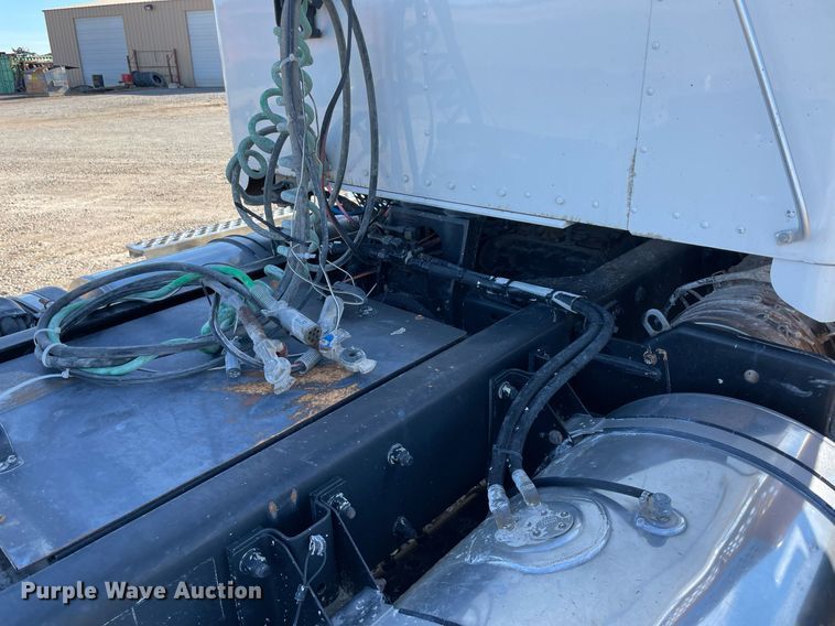 image for item LV9205 2013 Kenworth T800  semi truck