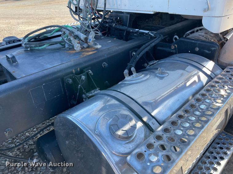 image for item LV9205 2013 Kenworth T800  semi truck