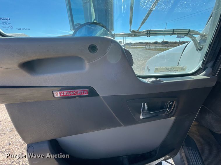 image for item LV9205 2013 Kenworth T800  semi truck