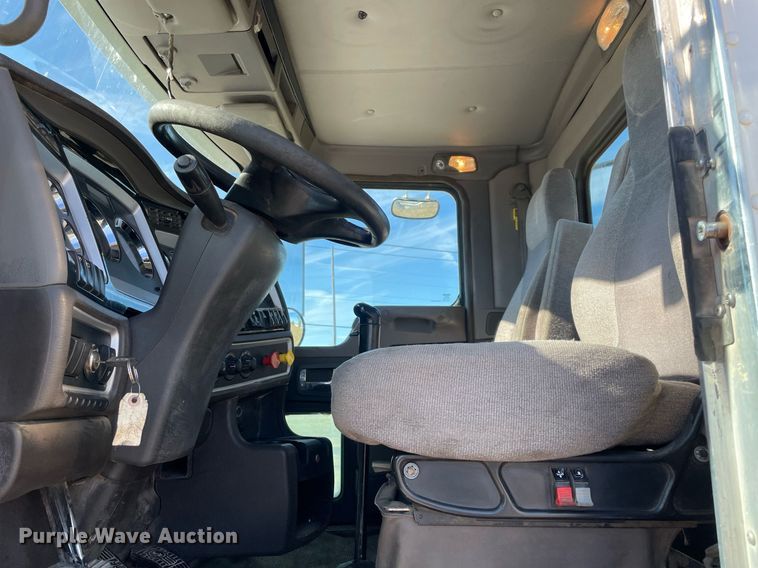 image for item LV9205 2013 Kenworth T800  semi truck