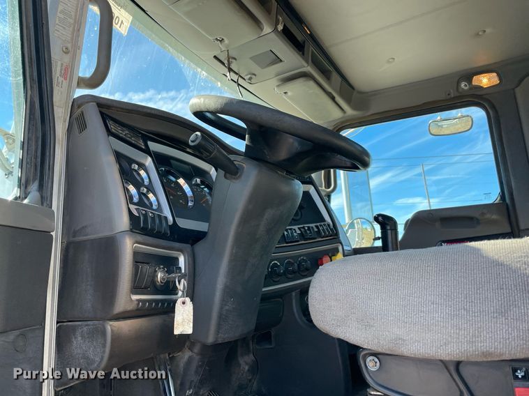 image for item LV9205 2013 Kenworth T800  semi truck