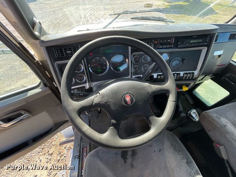 image for item LV9205 2013 Kenworth T800  semi truck