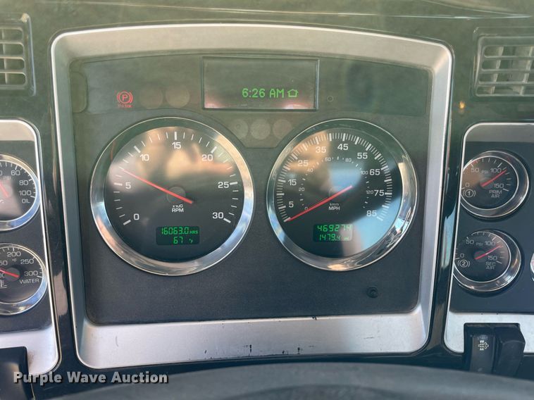 image for item LV9205 2013 Kenworth T800  semi truck