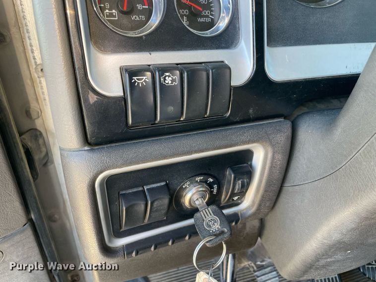 image for item LV9205 2013 Kenworth T800  semi truck