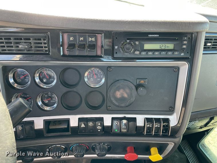 image for item LV9205 2013 Kenworth T800  semi truck