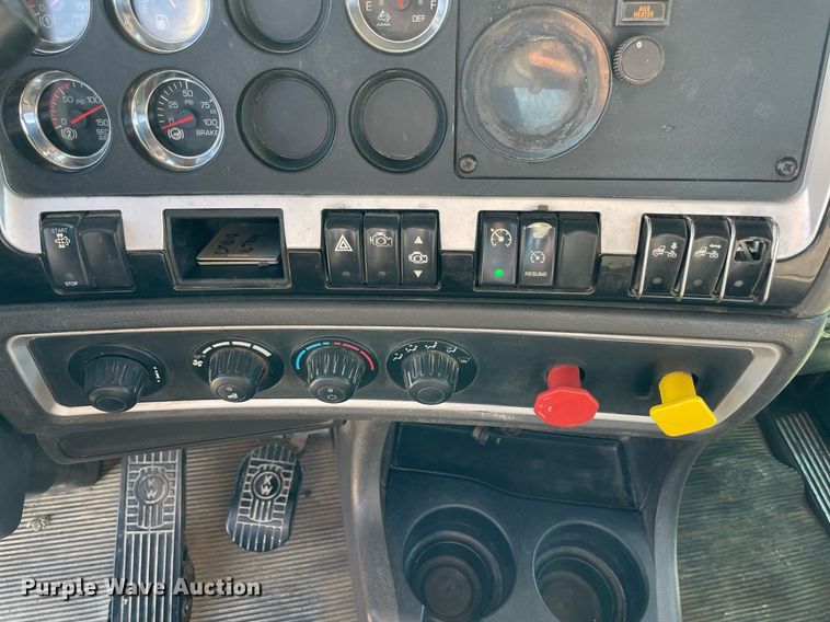 image for item LV9205 2013 Kenworth T800  semi truck