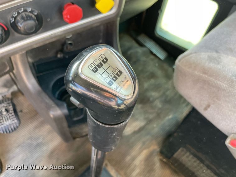 image for item LV9205 2013 Kenworth T800  semi truck