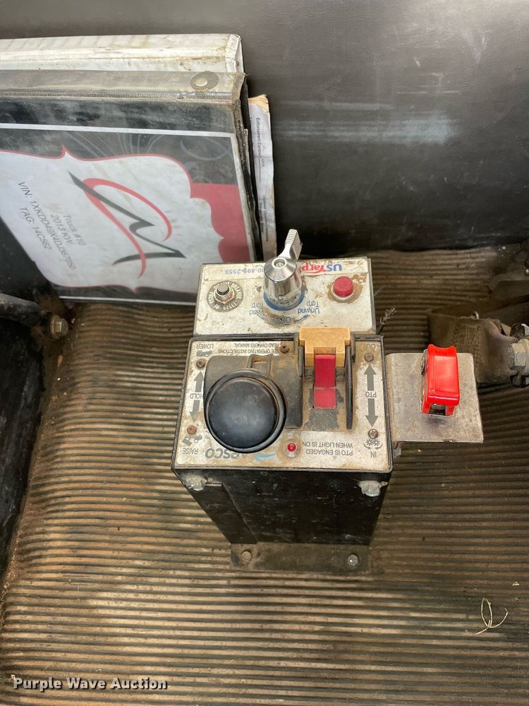 image for item LV9205 2013 Kenworth T800  semi truck