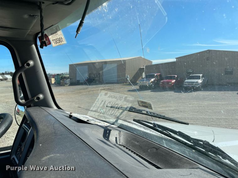 image for item LV9205 2013 Kenworth T800  semi truck