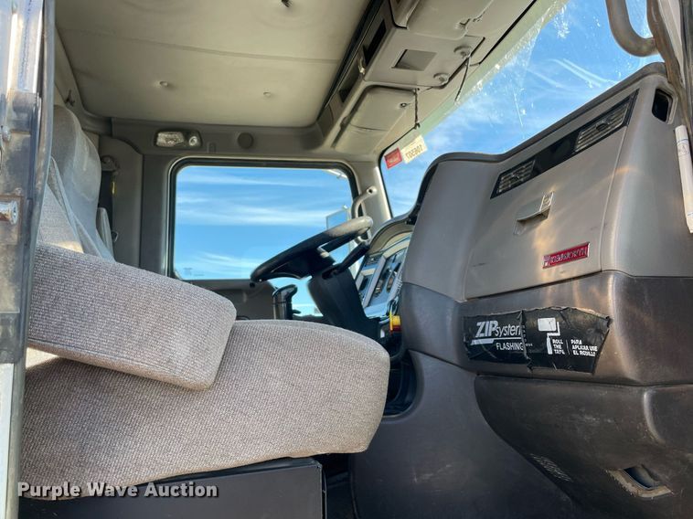 image for item LV9205 2013 Kenworth T800  semi truck