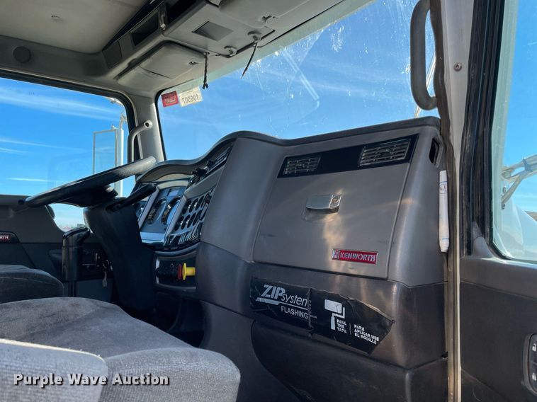 image for item LV9205 2013 Kenworth T800  semi truck