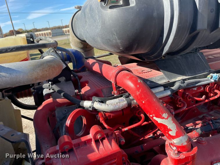 image for item LV9205 2013 Kenworth T800  semi truck